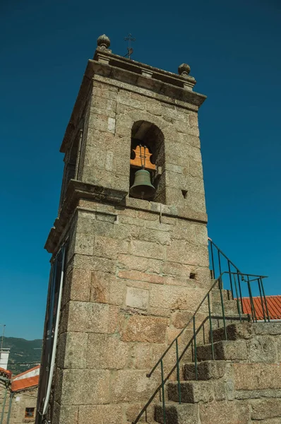 Campanário medieval feito de pedra com sino e escadaria — Fotografia de Stock