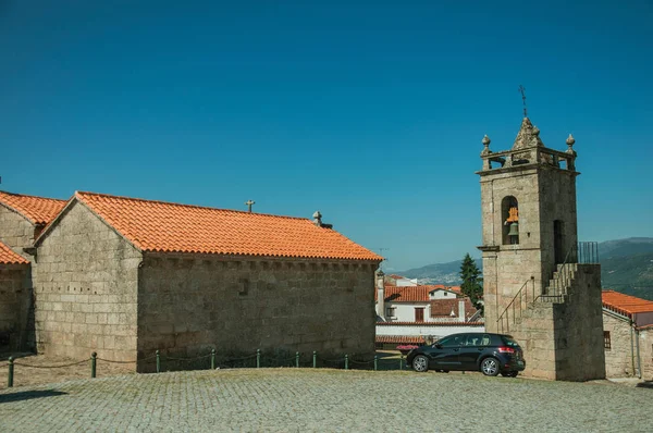 Capilla medieval de piedra y campanario — Foto de Stock