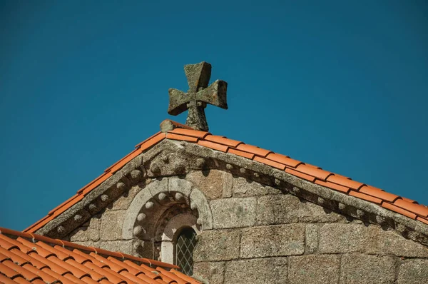 Schindeln auf dem Dach der mittelalterlichen Kapelle und Steinkreuz — Stockfoto