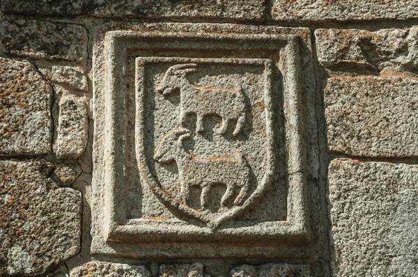 Сімейний герб, вирізаний на камені в середньовічній каплиці — стокове фото