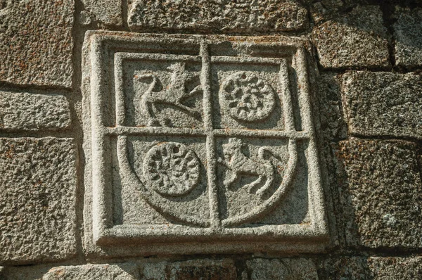 Сімейний герб, вирізаний на камені в середньовічній каплиці — стокове фото