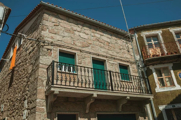 Casas antiguas y balcón con barandilla de hierro forjado — Foto de Stock