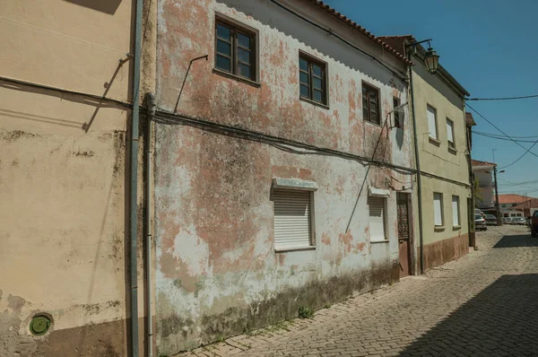 Façade ancienne maison avec peinture usée sur mur de plâtre — Photo