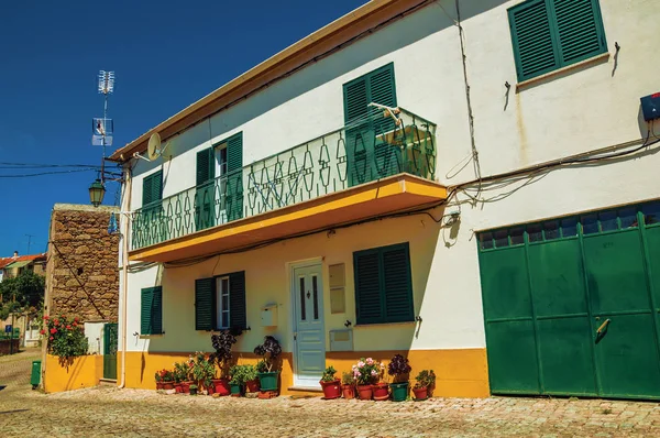 Colorida casa con gran balcón en callejón desierto — Foto de Stock