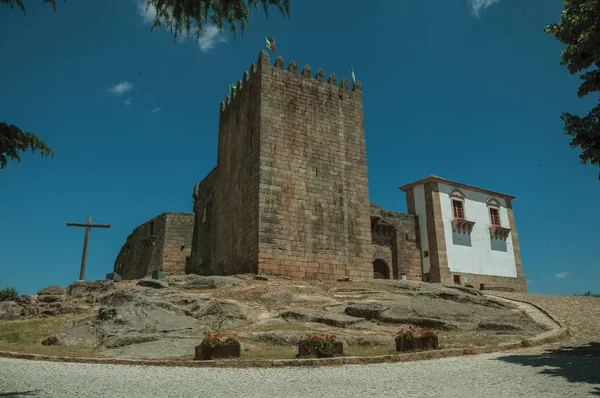 Kőtorony sziklás dombon a középkori Belmonte kastélynál — Stock Fotó