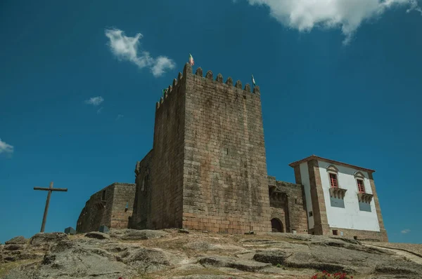 Torre in pietra sulla collina rocciosa del Castello medievale di Belmonte — Foto Stock