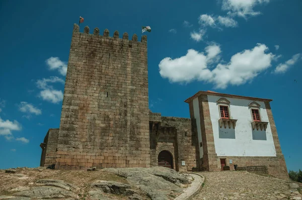 Torre de pedra sobre uma colina rochosa no castelo medieval de Belmonte — Fotografia de Stock
