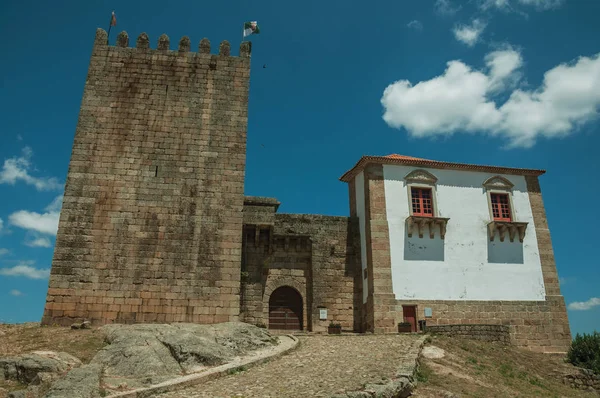 Torre in pietra sulla collina rocciosa del Castello medievale di Belmonte — Foto Stock