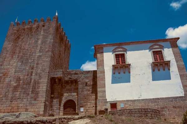 Torre de pedra sobre uma colina rochosa no castelo medieval de Belmonte — Fotografia de Stock