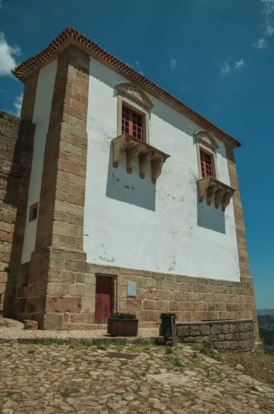 Edificio con piedra y muro encalado en el Castillo medieval de Belmonte — Foto de Stock