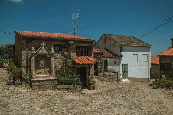 Öde gränd och gammalt litet hus med stenmurar — Stockfoto