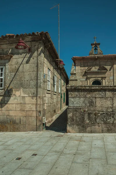 Callejón entre encantadores edificios góticos y muro de piedra —  Fotos de Stock