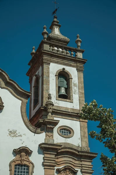 Beyaz badanalı duvarlı kiliseden barok çan kuleleri — Stok fotoğraf
