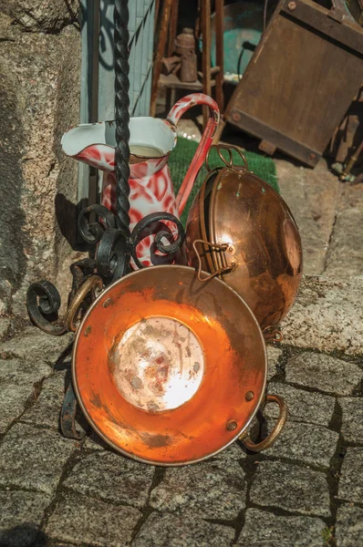 Ollas de cobre y objetos de hierro forjado — Foto de Stock