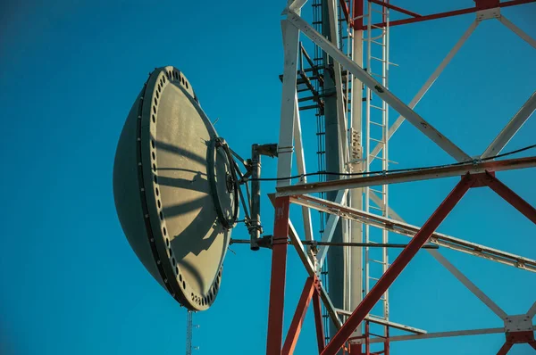 Telekomünikasyon kulesinde iletim anten çanağı — Stok fotoğraf