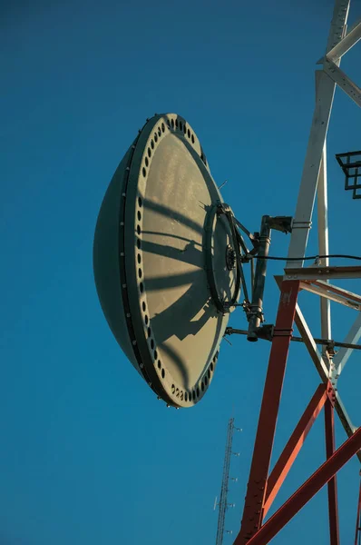 Telekomünikasyon kulesinde iletim anten çanağı — Stok fotoğraf