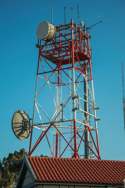 Temel alıcı-verici istasyonunda antenli telekomünikasyon kuleleri — Stok fotoğraf