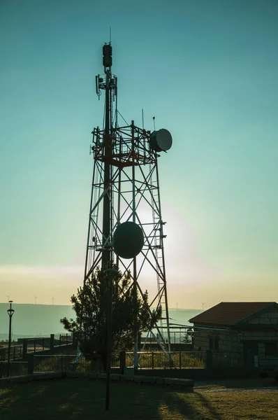 Gün batımında telekomünikasyon kulesi silueti — Stok fotoğraf