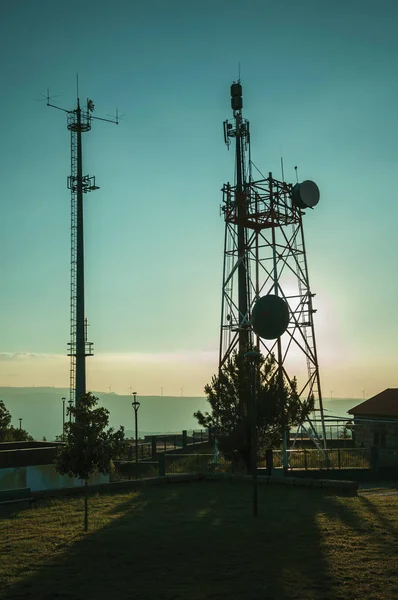 Gün batımında telekomünikasyon kulesi silueti — Stok fotoğraf