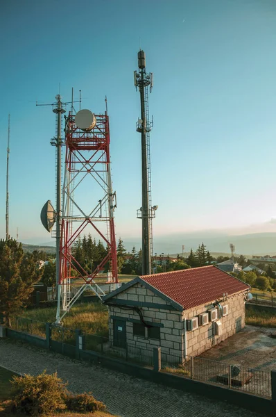 Torres de telecomunicações com antenas em uma estação de transceptor de base — Fotografia de Stock
