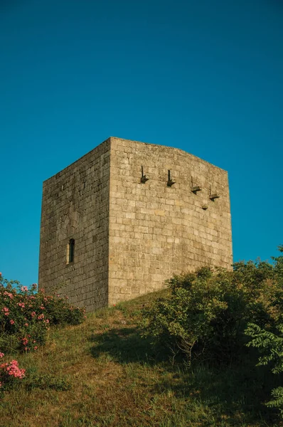 Кам'яна квадратна вежа над скелястим пагорбом на заході сонця — стокове фото