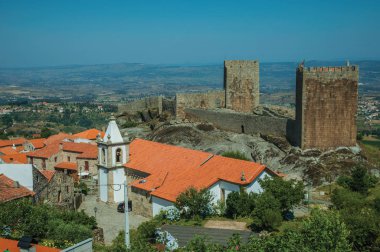 Kaleden duvarlar ve kulelerin yanında çatılar ve barok çan kulesi