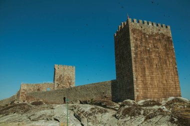 Kayalık tepe üzerinde kaleden taş duvar ve kare kule