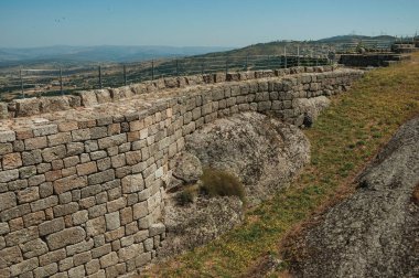 Çiçekli çim ile kayalık avluda Taş duvar