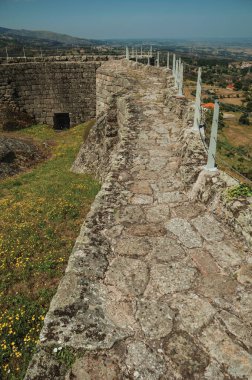 Çiçekli avlu etrafında taş duvar üzerinde Pathway