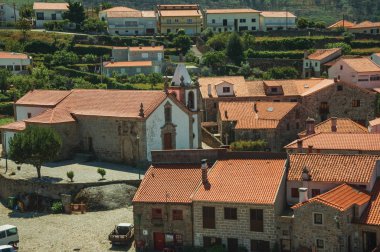 Köyden çatıları ile tepelik manzara