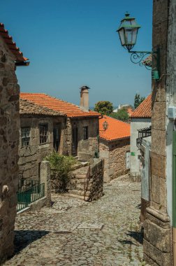 Yamaç ve taş eski evler üzerinde Arnavut kaldırımlı sokak