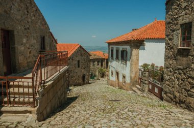 Arnavut kaldırımlı sokakta eski evler ve taş merdiven