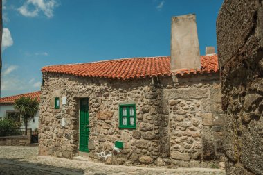 Büyük baca ve ahşap kapı ile eski taş ev