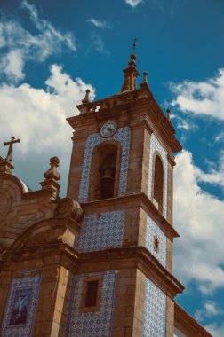 Renkli seramik karolarla kaplı kilise çan kulesi