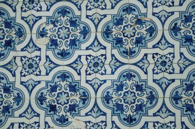 Seramik karolarda barok tarzda el boyaması mavi çiçek deseni