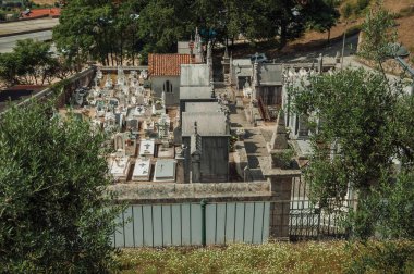 Mezarları ve mezarları çevreleyen taş duvarlarla mezarlık