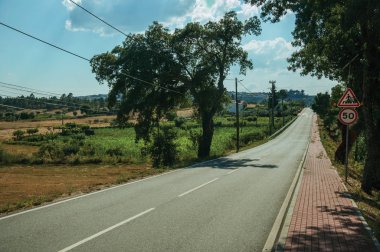 Kırsal araziden geçen yol