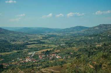 Altında küçük bir köyün çatıları ile Vadi