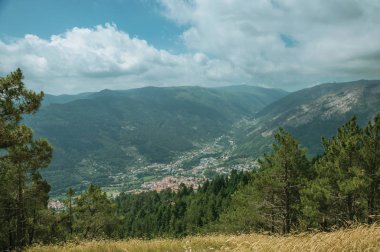 Küçük bir köyün çatıları ile yeşil vadi