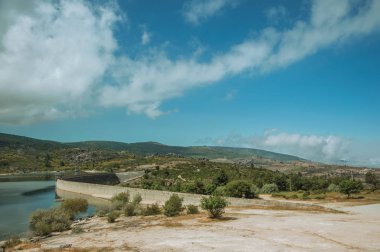 Rossim Gölü'nün beton barajının yanındaki kayalık kıyı