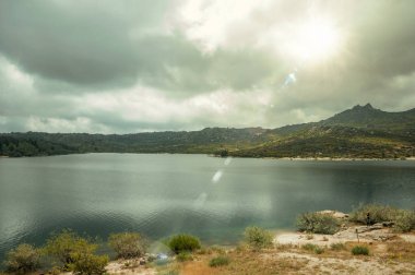 Rossim Gölü'nde kayalık bir arazide tatlı su