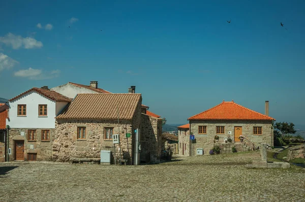 Antiguas casas rústicas de piedra frente a la plaza — Foto de Stock