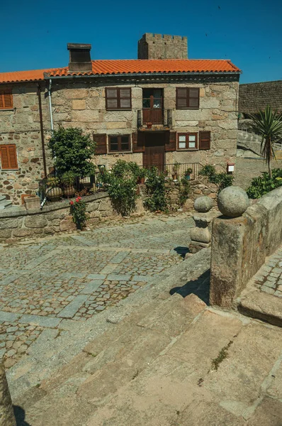 Velha casa rústica na frente da escada feita de pedra — Fotografia de Stock
