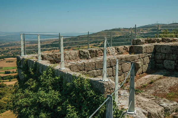 Metal korkuluk ile taş duvar üzerinde Pathway — Stok fotoğraf
