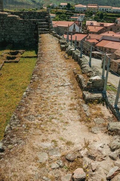 Út a kőfal felett, fém korlátok — Stock Fotó