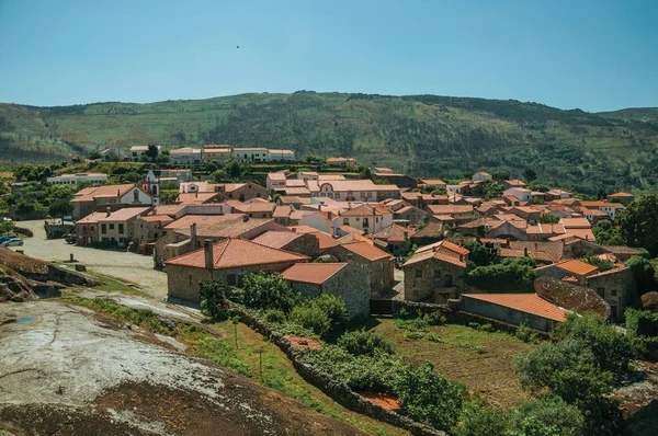 Paisaje montañoso con los tejados del pueblo — Foto de Stock