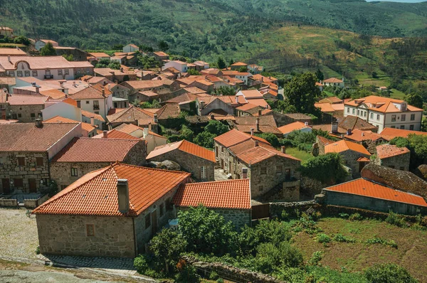 Paisagem montanhosa com os telhados da aldeia — Fotografia de Stock