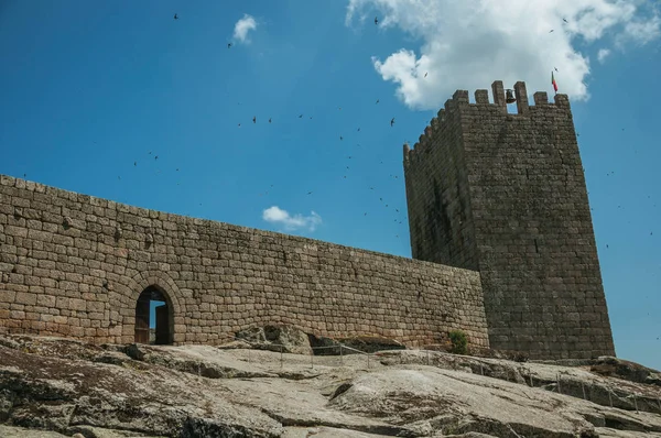 Muro di pietra e torre quadrata dal castello sulla collina rocciosa — Foto Stock