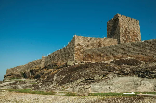 Kőfal és négyszögletes torony a várból sziklás dombon — Stock Fotó