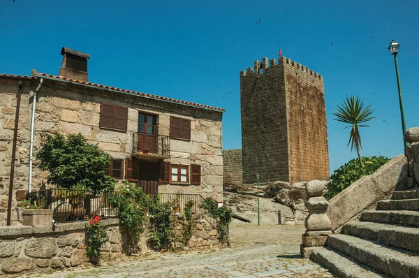 Landhaus und Turm hinter einer Steintreppe — Stockfoto